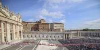 Procissão leva o caixão com o corpo do papa Francisco para a Basílica de São Pedro, no Vaticano  Foto: Christoph Reichwein/picture alliance via Getty Images