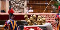Fiéis prestam últimas homenagens ao papa Francisco, velado na Basílica de São Pedro, no Vaticano  Foto: Domenico Cippitelli/NurPhoto via Getty Images