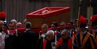 Corpo do papa Francisco é levado para Basílica de São Pedro  Foto: Hannah McKay/Reuters - 23.04.2025