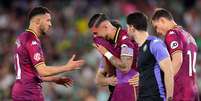 Luis Perez, do Real Valladolid, recebe consolo de Cucho Hernandez, do Real Betis, após o jogo desta quinta –  Foto: Fran Santiago/Getty Images / Jogada10