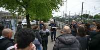 Policiais municipais reforçam segurança em torno de escola Notre-Dame de Toutes-Aides, em Nantes. (24/04/2025)  Foto: © LOIC VENANCE / AFP / RFI