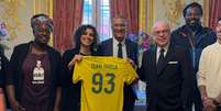 A diretora da Cufa na Fran&ccedil;a, Karina Tavares (centro), ao lado do prefeito de Saint Ouen, Karim Bouamrane, e o embaixador do Brasil na Fran&ccedil;a, Ricardo Neiva Tavares, durante evento na embaixada do Brasil em Paris na quarta-feira, 23 de abril de 2025.  Foto: &copy; Cufa France / RFI