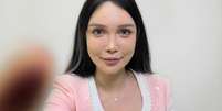 Abby Wu, que passou por mais de 100 operações, é uma das primeiras influenciadoras de cirurgia plástica da China  Foto: BBC News Brasil