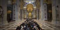 Milhares de pessoas fazem fila para passar alguns segundo diante do caixão do papa Francisco.  Foto: AP - Emilio Morenatti / RFI