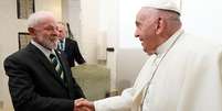 Lula reuniu-se com o papa Francisco às margens da cúpula do G7 de 2024, na Itália, em 14 de junho de 2024.  Foto: via REUTERS - Vatican Media / RFI