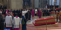 Freira quebra protocolo para se despedir do papa Francisco  Foto: Reprodução/Vatican Media