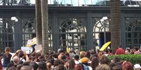 Manifestação de alunos, pais e professores diante do Shopping Pátio Higienópolis, em SP  Foto: Letycia Bond / Agência Brasil