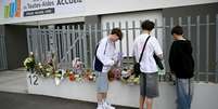 Alunos prestam homenagens aos colegas vítimas de um ataque com faca na escola que frequentam em Nantes, no oeste da França. Em 25 de abril de 2025.  Foto: AFP - LOIC VENANCE / RFI