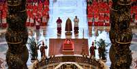 O cardeal Kevin Joseph Farrell em frente ao caixão com o corpo do Papa Francisco, na Basílica de São Pedro, no Vaticano, em 23 de abril de 2025. Vatican Media/Divulgação  Foto: © Vatican Media / Reuters / RFI