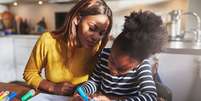 O apoio da família mantém as crianças motivadas e comprometidas com o processo de alfabetização  Foto: Ground Picture | Shutterstock / Portal EdiCase