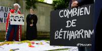 Manifestantes protestam em frente a uma escola católica da região parisiense que acolheu um ex-funcionário apontado como agressor no colégio Notre Dame de Bétharam, nos Pirineus. 18 de abril de 2025.  Foto: AFP - ELSA RANCEL / RFI