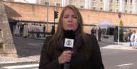 Ilze Scamparini com a Casa Santa Marta ao fundo: do terraço para as ruas de Roma  Foto: Reprodução/TV