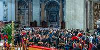 Os últimos fiéis rezam na Basílica de São Pedro, junto ao caixão do Papa Francisco. À noite, a Basílica de São Pedro é fechada e o caixão é finalmente selado.  Foto: Michael Kappeler/picture alliance via Getty Images
