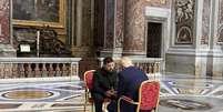 Nesta foto divulgada pelo Gabinete de Imprensa da Presidência da Ucrânia, o presidente da Ucrânia, Volodymyr Zelenskyy (à esquerda), e o presidente Donald Trump conversam enquanto participam do funeral do Papa.  Foto: AP / RFI