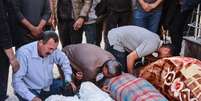 Parentes choram a morte de vítimas no pátio do hospital Al-Shifa, depois que a sua casa foi atingida por um ataque israelense no bairro de Sabra, na Cidade de Gaza, em 26 de abril de 2025. (Foto de Omar AL-QATTAA/AFP)  Foto: AFP - OMAR AL-QATTAA / RFI
