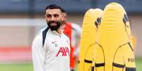  Foto: Divulgação/ Liverpool - Legenda: Salah animado durante o treino do LIverpool.Egício pode ver o seu time sagrar-se campeão Inglês neste domingo / Jogada10