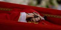 Rosário sobre o corpo do papa Francisco durante rito de declaração de sua morte na Capela de Santa Marta, no Vaticano  Foto: Vatican Media/Divulgação via Reuters - 21.04.2025