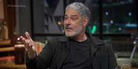 Bonner se emociona sempre que canta ou declama 'Faroeste Caboclo', composta e gravada por Renato Russo  Foto: Reprodução/TV