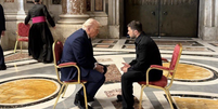 Trump e Zelensky conversam dentro da Basílica de São Pedro   Foto: Team Zelensky