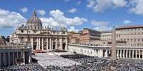 A Praça de São Pedro, no Vaticano, atrai centenas de fiéis diariamente  Foto: Baris Seckin/Anadolu via Getty Images