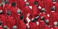 Cardeais comparecem ao funeral do Papa Francisco na Praça de São Pedro, em 26 de abril de 2025, na Cidade do Vaticano. O Papa Francisco faleceu em 21 de abril, aos 88 anos. Nascido na Argentina como Jorge Mario Bergoglio, foi o primeiro latino-americano e o primeiro jesuíta a se tornar Papa, eleito em 2013. Adotando o nome Francisco em homenagem a São Francisco de Assis, ele promoveu uma versão mais humilde do papado do que muitos de seus antecessores. Ele será enterrado fora do Vaticano, em um caixão de madeira simples, na Basílica de Santa Maria Maggiore  Foto: Alessandra Benedetti - Corbis/Corbis via Getty Images