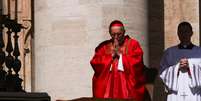Cardeal Giovanni Battista Re reza durante a Missa de Exéquias no funeral do pontífice   Foto: Getty Images