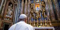 Papa Francisco reza diante do ícone famoso  Foto: Reprodução/Basilica Papale di Santa Maria Maggiore/Facebook