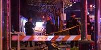 Pol&iacute;cia em Vancouver, Canad&aacute;, no local onde um carro atropelou uma multid&atilde;o, em 26 de abril de 2025.  Foto: AP - Rich Lam / RFI