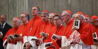O cardeal Pietro Parolin (segundo na primeira fila, a partir da direita) e o cardeal Luis Antonio Tagle (ao lado de Parolin) estão entre os considerados 'papáveis'  Foto: REUTERS/Yara Nardi / BBC News Brasil