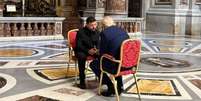 Em um cenário inusitado, o presidente dos Estados Unidos, Donald Trump, e o líder ucraniano, Volodymyr Zelensky, se encontraram no Vaticano  Foto: Reprodução / Presidência da Ucrânia / Perfil Brasil