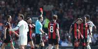  Foto: Ryan Pierse/Getty Images - Legenda: Evanílson leva vermelho e é expulso no empate de seu time, Bournemouth, diante do Manchester United / Jogada10