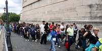 Pessoas esperam em uma fila para visitar o túmulo do Papa Francisco na Basílica de Santa Maria Maggiore, um dia após o funeral, em Roma, Itália, em 27 de abril de 2025.  Foto: Jakub Porzycki/NurPhoto via Getty Images