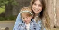 Rebecca Ableman, de 30 anos, estava empurrando o carrinho da filha de 2 anos quando foi atingida  Foto: Reprodução/Daily Mail