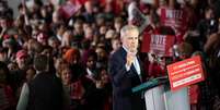 O primeiro-ministro canadense Mark Carney discursa durante o comício de campanha eleitoral do Partido Liberal em um hangar em Mississauga, Ontário, Canadá, em 26 de abril de 2025.  Foto: Mert Alper Dervis/Anadolu via Getty Images