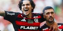  Foto: Gilvan de Souza/Flamengo - Legenda: Pedro (esquerda) e Arrascaeta (direita) foram alguns dos destaques da goleada do Flamengo sobre o Corinthians, no Maracanã / Jogada10