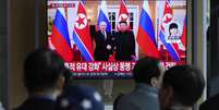 Uma tela de TV em Seul mostra uma imagem de arquivo de um encontro entre o líder norte-coreano Kim Jong-un, (à dir.), e o presidente russo, Vladimir Putin, em Pyongyang.  Foto: AP - Ahn Young-joon / RFI