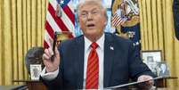 Donald Trump se prepara para assinar um decreto no Salão Oval da Casa Branca, em 10 de fevereiro de 2025.  Foto: AP - Alex Brandon / RFI