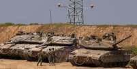 Tanques de guerra israelenses estacionados no norte da Faixa de Gaza  Foto: © MENAHEM KAHANA / AFP / RFI