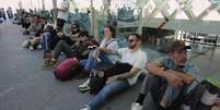 Passageiros esperam diante da estação de trens de Atocha, em Madri, afetada pelo apagão.  Foto: AP - Manu Fernandez / RFI