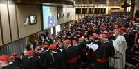A Congregação dos Cardeais se reúne pela quinta vez na Nova Sala do Sínodo após a morte do Papa Francisco, segunda-feira, 28 de abril de 2025.  Foto: AP / RFI
