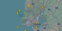 Imagem de radar mostra controle de tr&aacute;fego a&eacute;reo pr&oacute;ximo ao aeroporto de Lisboa  Foto: FlightRadar24 / Reprodu&ccedil;&atilde;o