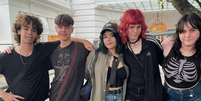 Adolescentes fizeram provas escolares na manhã desta segunda-feira e foram diretamente para o Copacabana Palace  Foto: Éros Mendes/Terra