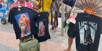 Vendedores ambulantes em Copacabana com produtos de Lady Gaga  Foto: Éros Mendes/Terra