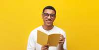 A leitura expande o vocabulário e consolida estruturas gramaticais Foto: Bohdan Malitskiy | Shutterstock / Portal EdiCase