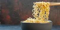 Macarrão instantâneo é bastante consumido pela praticidade  Foto: Freepik