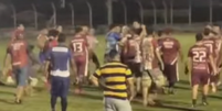 Confusão entre jogadores do Clube Atlético Sarapuí e a equipe de arbitragem  Foto: Liga Pilarense De Árbitros / Reprodução