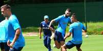 Foto: Cristiano Oliveski / Grêmio FBPA - Legenda: Mano Menezes planeja realizar duas mudanças no setor defensivo do Grêmio / Jogada10