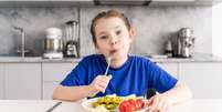 Autistas podem apresentar seletividade alimentar Foto: Andy Shell | Shutterstock / Portal EdiCase