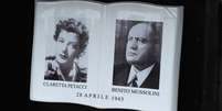 Uma placa memorial, inaugurada em 2012, marca o local onde Mussolini e sua amante, Claretta Petacci, foram executados há 80 anos Foto: Getty Images / BBC News Brasil