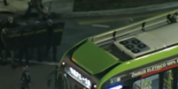 Homem faz motorista refém em ônibus  Foto: Reprodução/SBT
